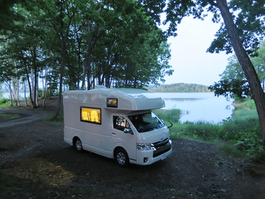 湖畔のキャンプ場