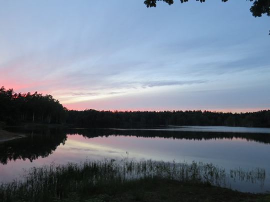 湖畔のキャンプ場の景色