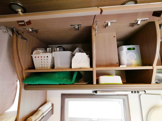 グッズが入った棚