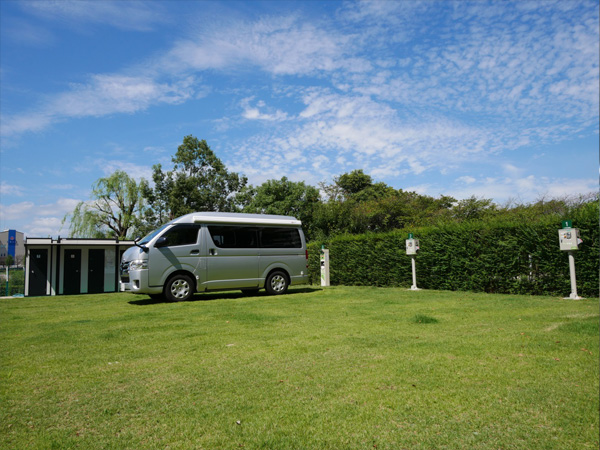 予約サイトは芝生の上で快適!