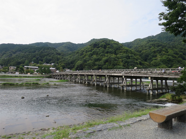 まだ観光客も少ない朝の渡月橋