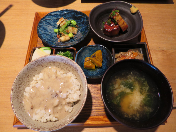 「韮崎むぎとろ」はおいしいむぎとろの定食が出てきます