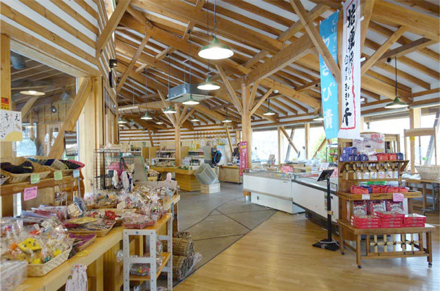 物産館には小菅村の特産品がたくさんあります